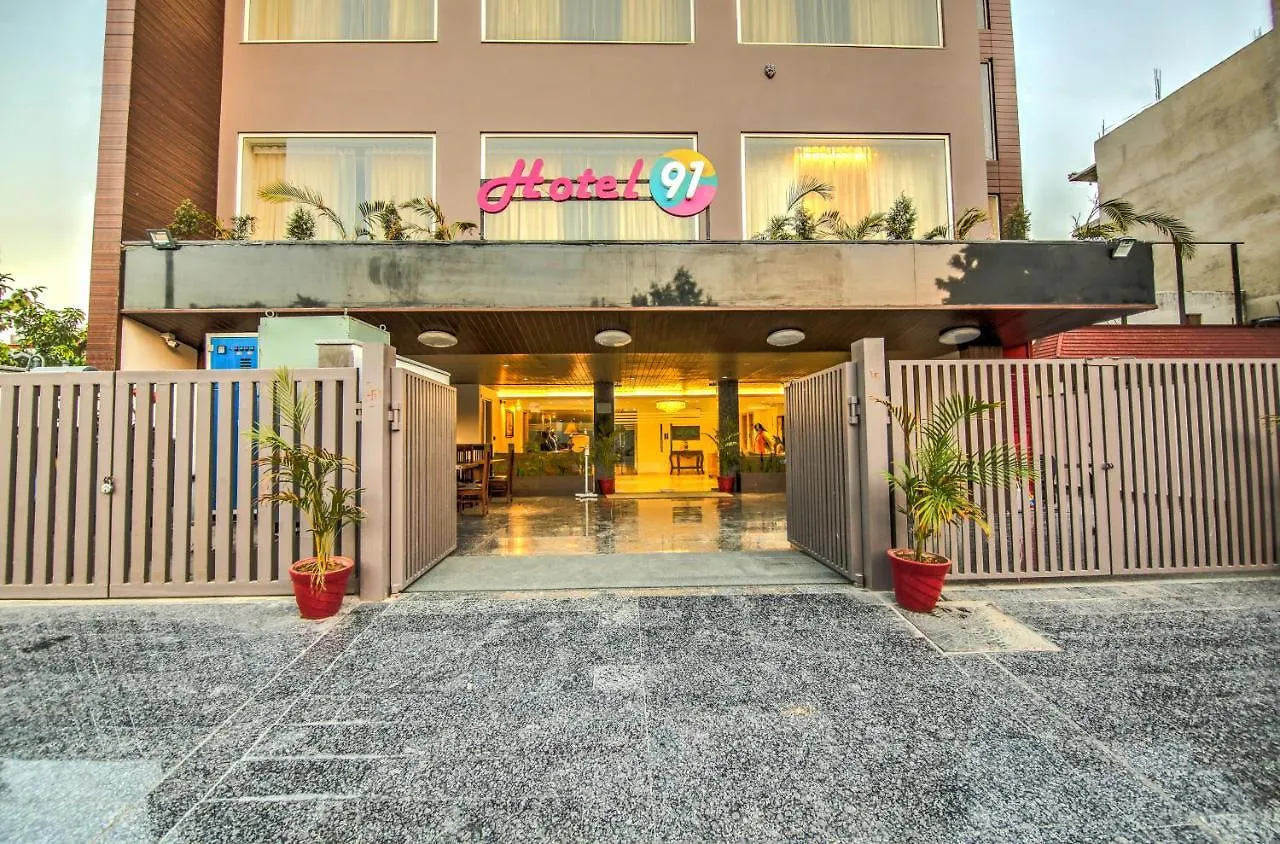 Hotel 91 Huda City Centre 구르가온 3*,  인도